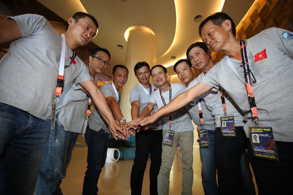 Cận cảnh trận địa pháo hoa bên bờ sông Hàn - 4 Cận cảnh trận địa pháo hoa bên bờ sông Hàn - 4