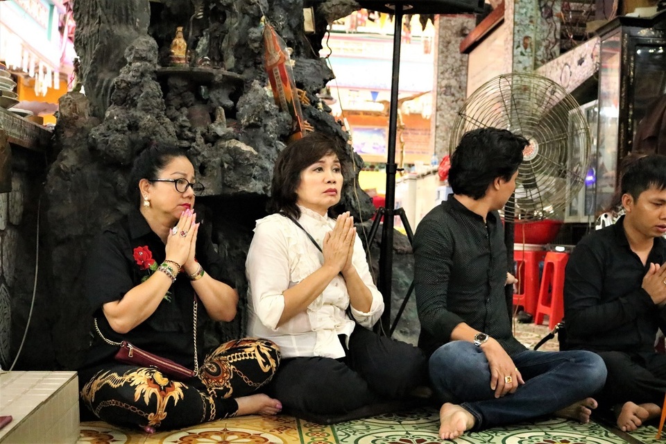 Long Nhật khóc nghẹn trong lễ cầu siêu “người tình âm nhạc” Vương Bảo Tuấn - 3 Long Nhật khóc nghẹn trong lễ cầu siêu “người tình âm nhạc” Vương Bảo Tuấn - 3