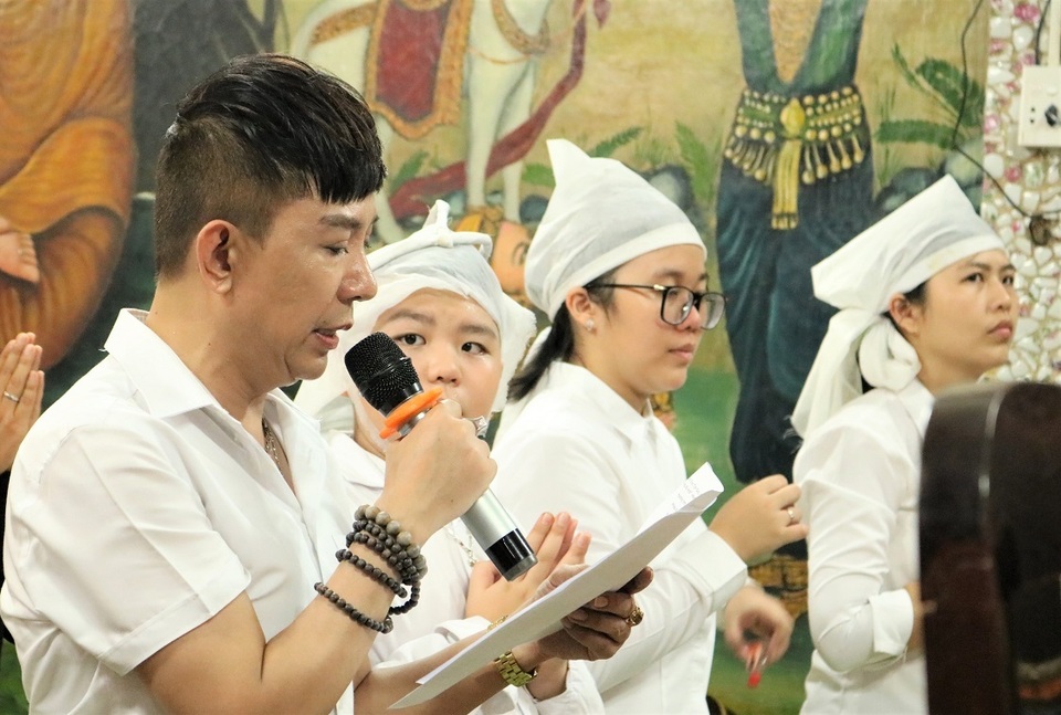 Long Nhật khóc nghẹn trong lễ cầu siêu “người tình âm nhạc” Vương Bảo Tuấn - 7 Long Nhật khóc nghẹn trong lễ cầu siêu “người tình âm nhạc” Vương Bảo Tuấn - 7