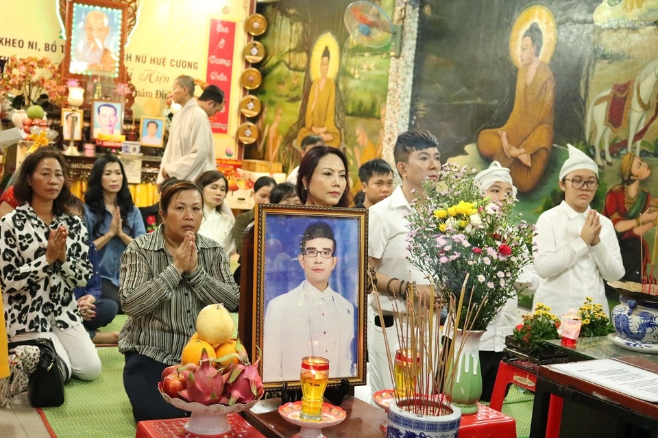 Long Nhật khóc nghẹn trong lễ cầu siêu “người tình âm nhạc” Vương Bảo Tuấn - 1 Long Nhật khóc nghẹn trong lễ cầu siêu “người tình âm nhạc” Vương Bảo Tuấn - 1