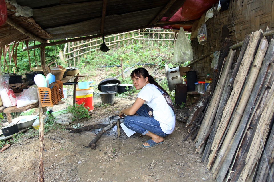 Dân sống trong lều tạm bợ chờ tái định cư - 4 Dân sống trong lều tạm bợ chờ tái định cư - 4