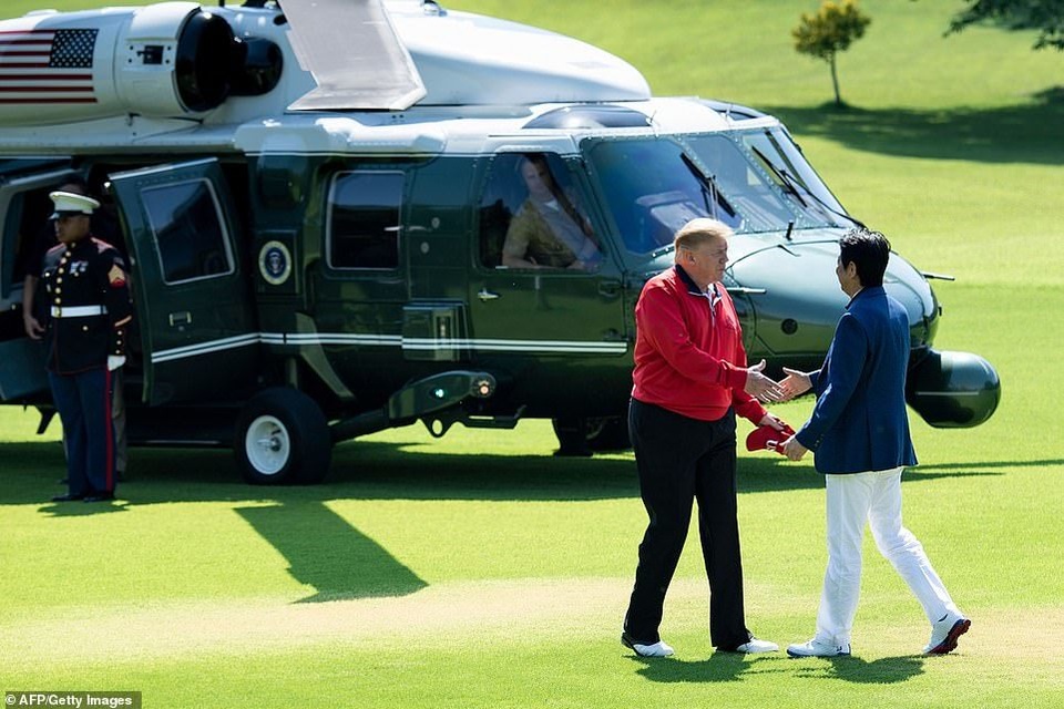 Tổng thống Trump chụp ảnh “tự sướng” cùng Thủ tướng Nhật Bản trên sân golf - 1