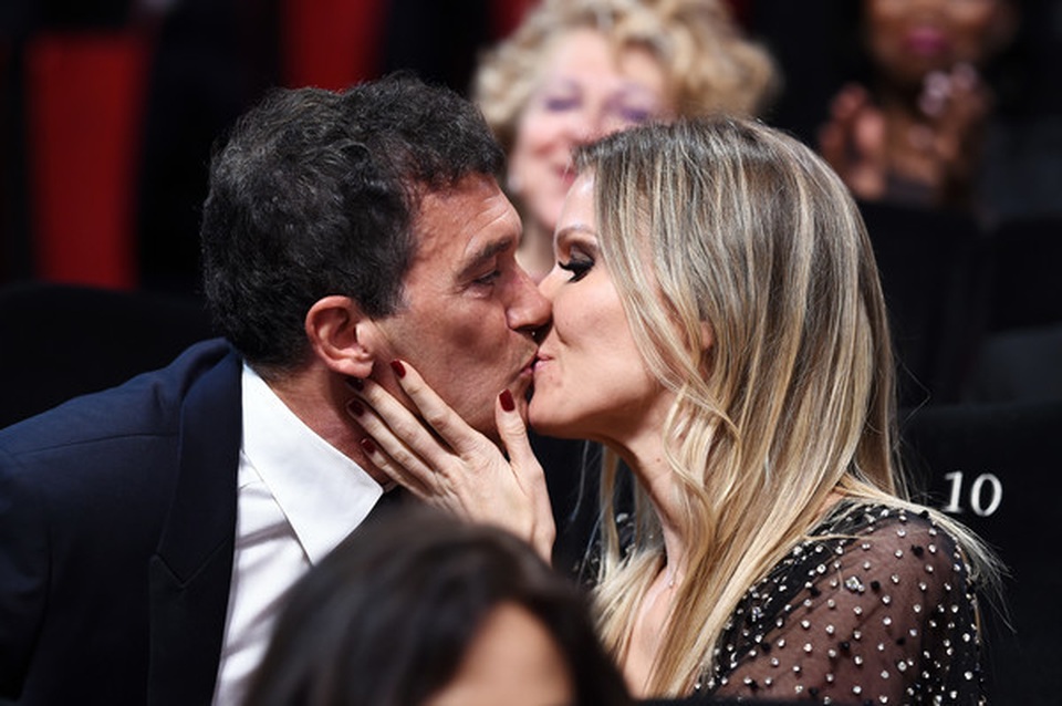Bạn gái Antonio Banderas lấp ló ngực đầy - 3 Bạn gái Antonio Banderas lấp ló ngực đầy - 3
