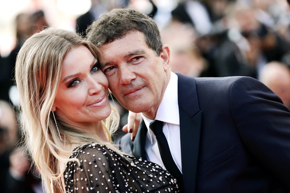 Bạn gái Antonio Banderas lấp ló ngực đầy - 1 Bạn gái Antonio Banderas lấp ló ngực đầy - 1