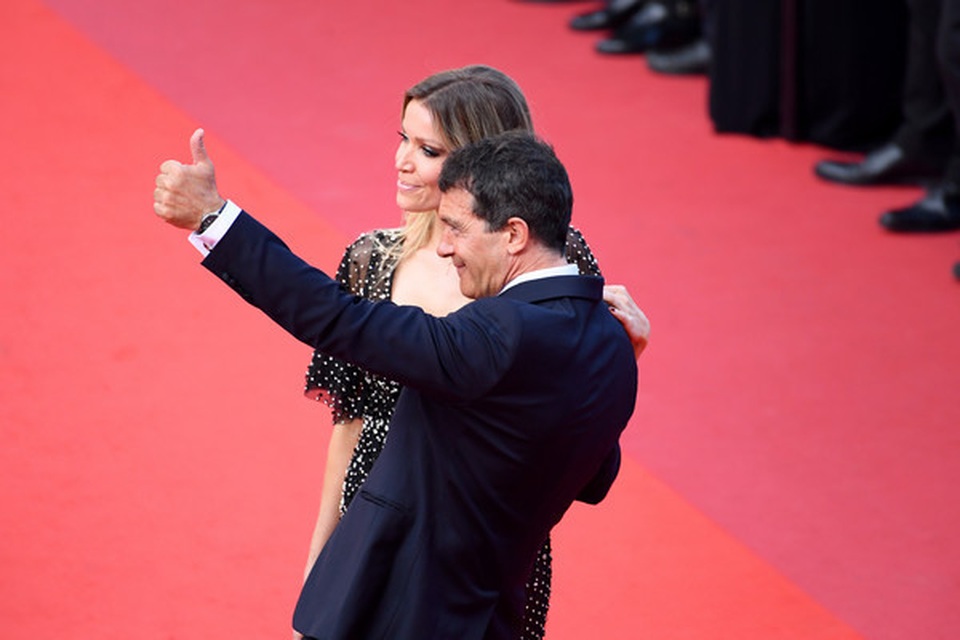 Bạn gái Antonio Banderas lấp ló ngực đầy - 8 Bạn gái Antonio Banderas lấp ló ngực đầy - 8
