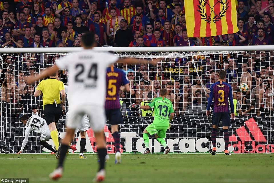 Messi bất lực trong ngày Barcelona gục ngã trước Valencia - 5 Messi bất lực trong ngày Barcelona gục ngã trước Valencia - 5