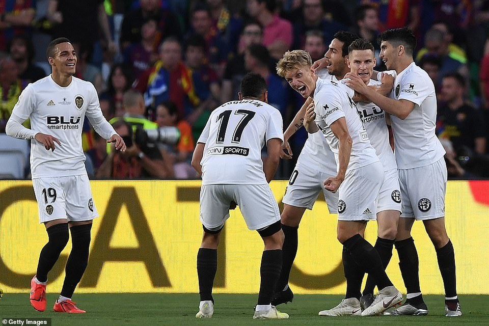 Messi bất lực trong ngày Barcelona gục ngã trước Valencia - 6 Messi bất lực trong ngày Barcelona gục ngã trước Valencia - 6