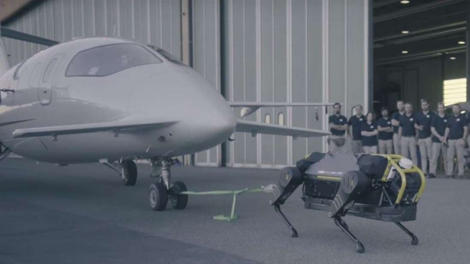 Robot đặc biệt có thể kéo một chiếc máy bay 3 tấn di chuyển 10 mét - 1 Robot đặc biệt có thể kéo một chiếc máy bay 3 tấn di chuyển 10 mét - 1