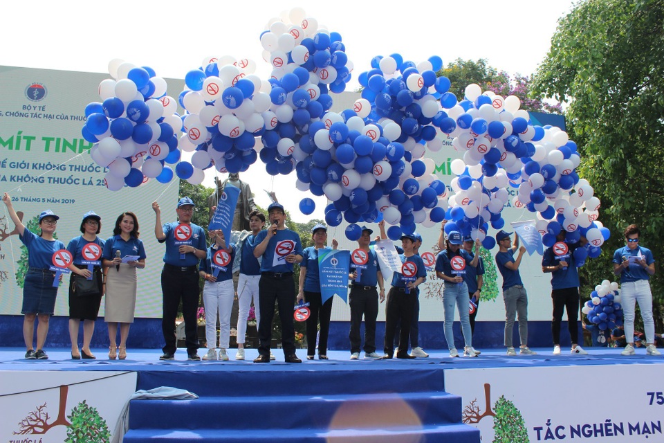 Hút thuốc lá gia tăng mắc ung thư phổi gấp 22 lần - 1