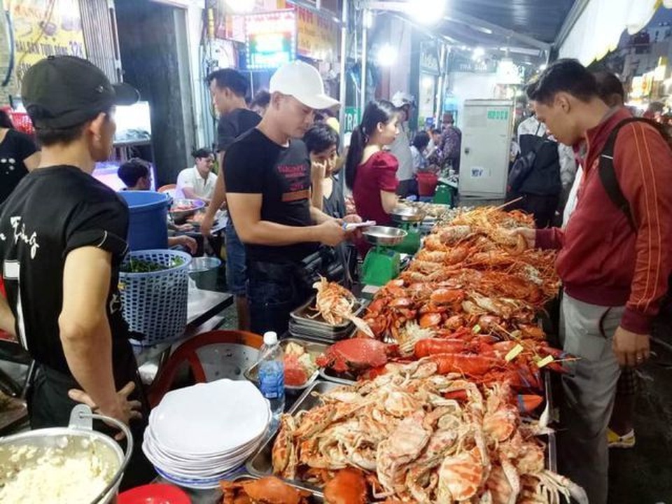 Hải sản nhà giàu bán đầy vỉa hè Sài Gòn; Lá chanh sang châu Âu giá 6,3 triệu đồng/kg - 1