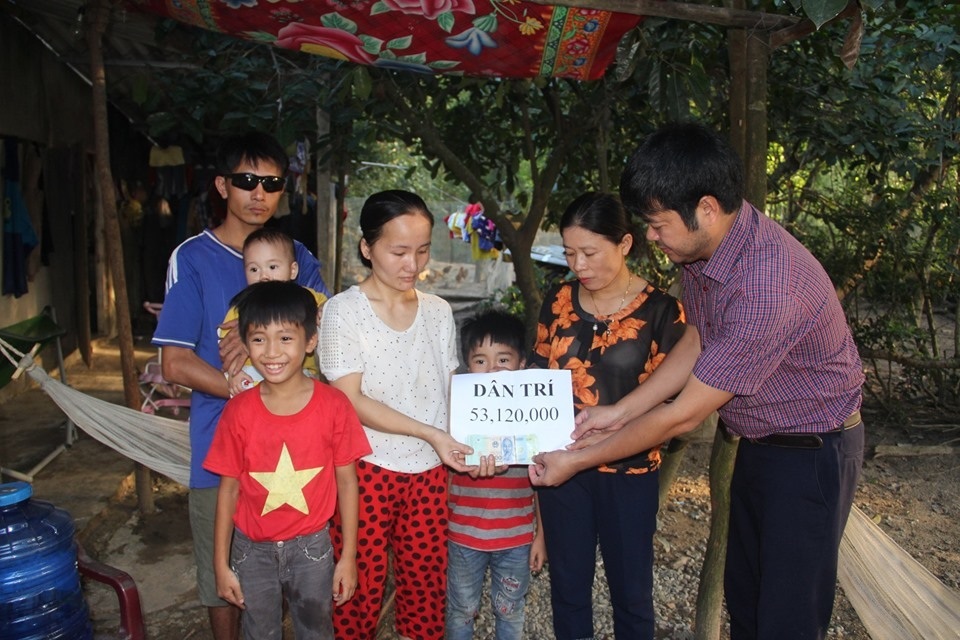 Nhờ bạn đọc Dân trí giúp đỡ tiền chữa bệnh, người đàn ông sắp mù đã nhìn thấy mờ mờ - 1 Nhờ bạn đọc Dân trí giúp đỡ tiền chữa bệnh, người đàn ông sắp mù đã nhìn thấy mờ mờ - 1