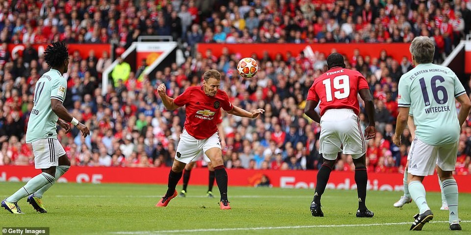 Beckham tỏa sáng, huyền thoại Man Utd thắng huyền thoại Bayern 5-0 - 16 Beckham tỏa sáng, huyền thoại Man Utd thắng huyền thoại Bayern 5-0 - 16