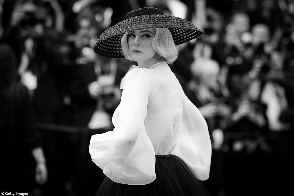 Một góc nhìn “đằm lại” sau những phù hoa rực rỡ - 15