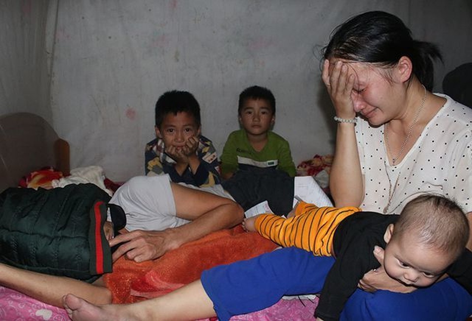 Nhờ bạn đọc Dân trí giúp đỡ tiền chữa bệnh, người đàn ông sắp mù đã nhìn thấy mờ mờ - 2 Nhờ bạn đọc Dân trí giúp đỡ tiền chữa bệnh, người đàn ông sắp mù đã nhìn thấy mờ mờ - 2