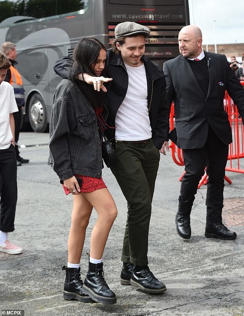 Victoria Beckham đưa con đi xem chồng đá bóng - 3