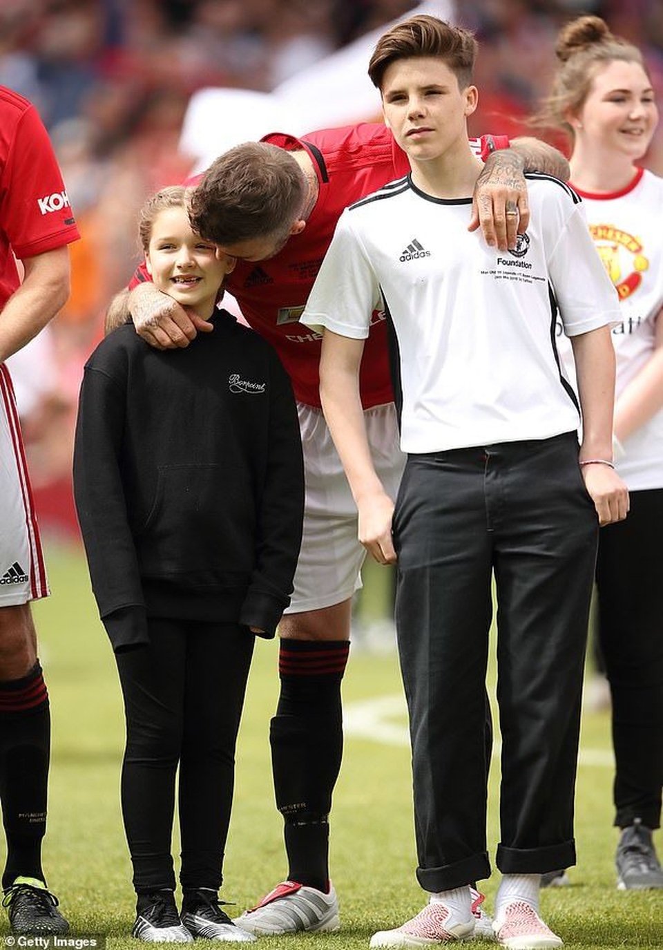 Victoria Beckham đưa con đi xem chồng đá bóng - 4