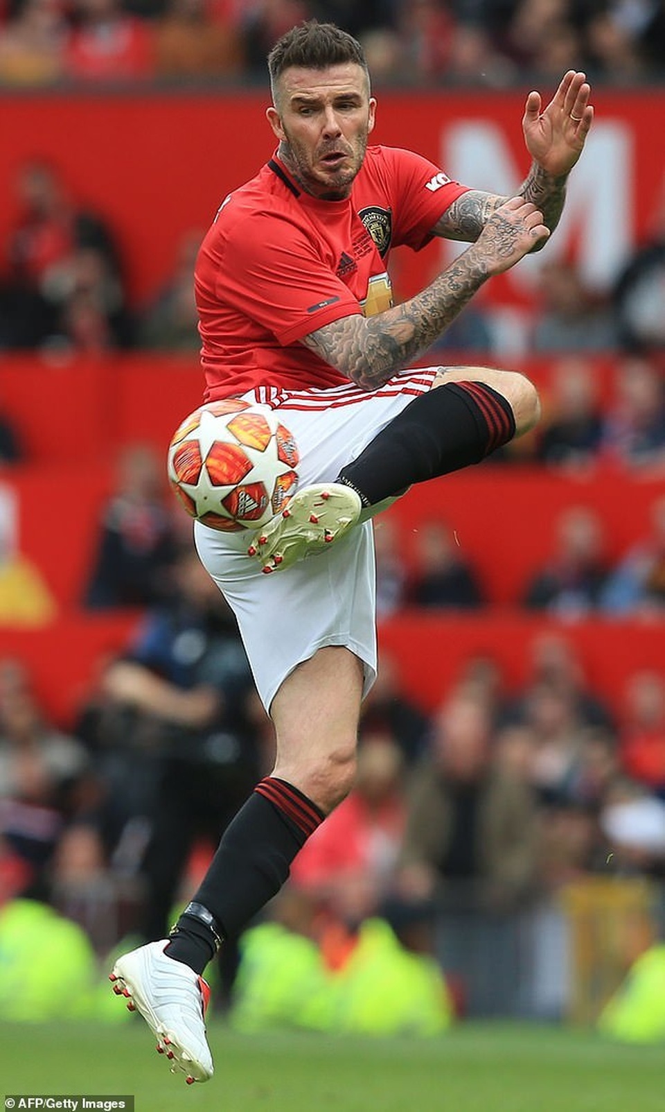 Victoria Beckham đưa con đi xem chồng đá bóng - 8