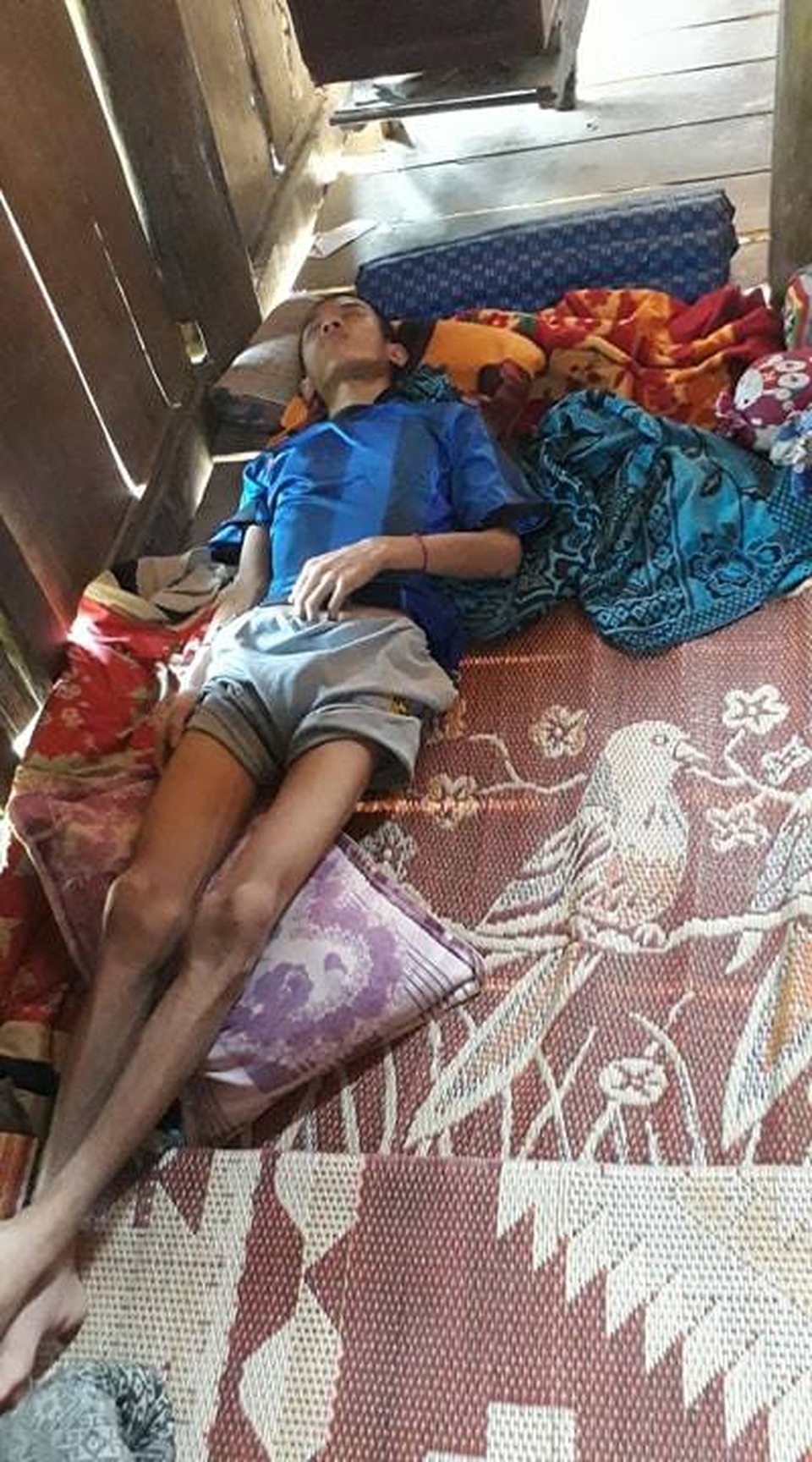 Bạn đọc Dân trí giúp đỡ cậu học trò bị viêm não chờ...thần chết! - 3 Bạn đọc Dân trí giúp đỡ cậu học trò bị viêm não chờ...thần chết! - 3