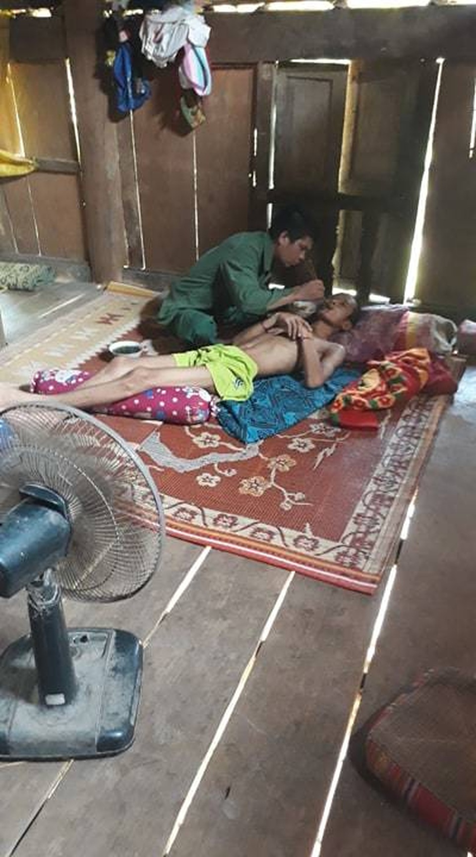 Bạn đọc Dân trí giúp đỡ cậu học trò bị viêm não chờ...thần chết! - 4 Bạn đọc Dân trí giúp đỡ cậu học trò bị viêm não chờ...thần chết! - 4