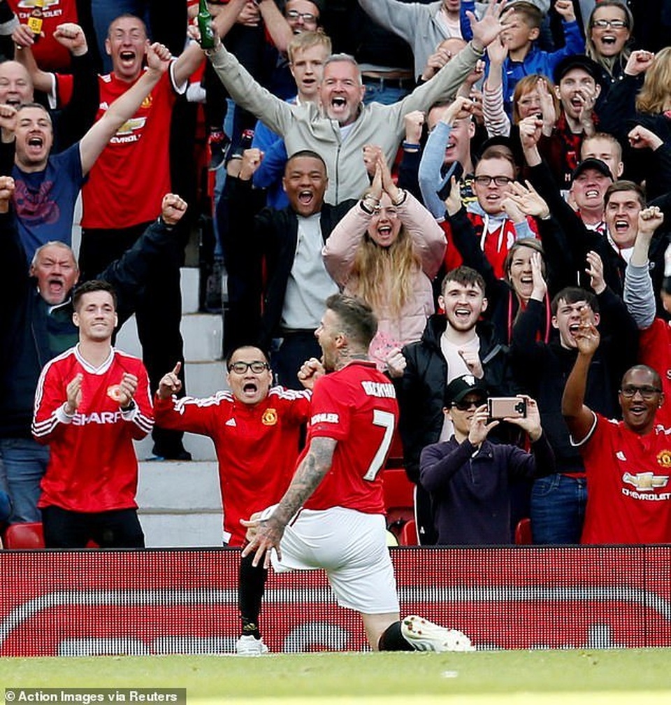 Victoria Beckham đưa con đi xem chồng đá bóng - 7