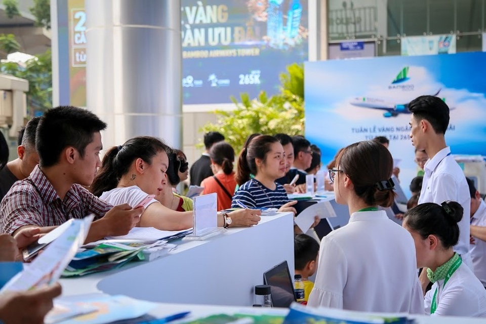 Khách “đội nắng” chờ “săn” vé ưu đãi tại Bamboo Airways Tower 265 Cầu Giấy - 5 Khách “đội nắng” chờ “săn” vé ưu đãi tại Bamboo Airways Tower 265 Cầu Giấy - 5