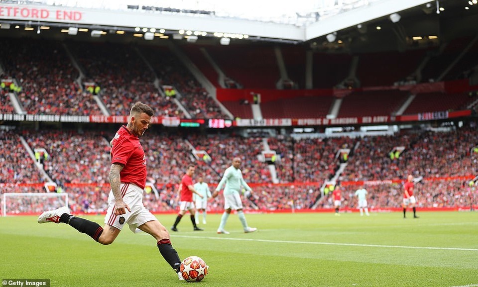 Beckham tỏa sáng, huyền thoại Man Utd thắng huyền thoại Bayern 5-0 - 13 Beckham tỏa sáng, huyền thoại Man Utd thắng huyền thoại Bayern 5-0 - 13