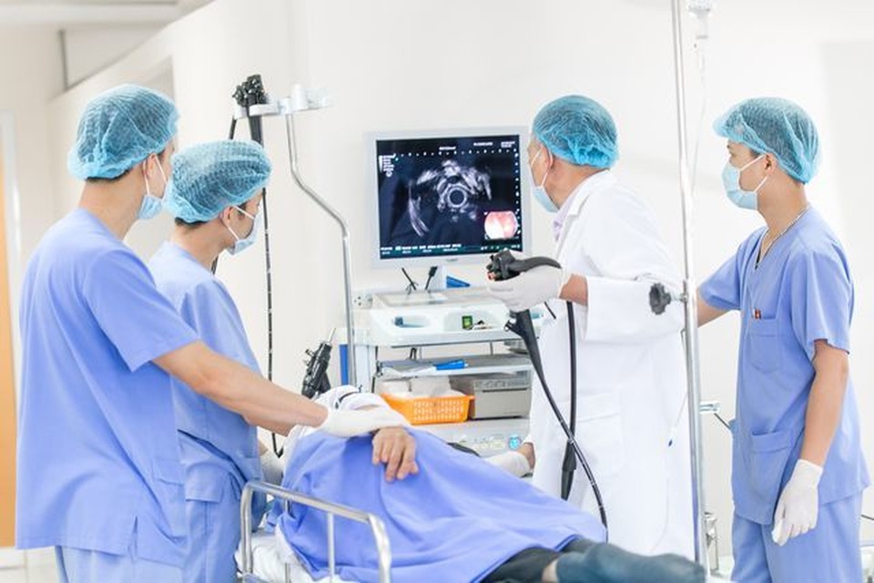 Trẻ đau bụng âm ỉ, viêm dạ dày vì nhiễm vi khuẩn HP lây từ người lớn - 1 Trẻ đau bụng âm ỉ, viêm dạ dày vì nhiễm vi khuẩn HP lây từ người lớn - 1