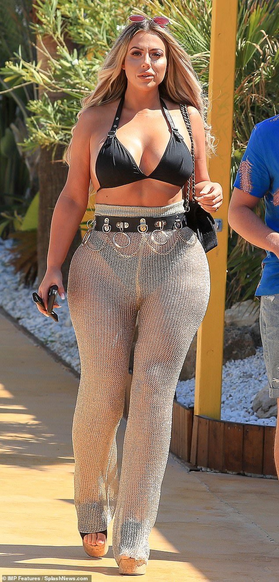 Holly Hagan khoe vòng ba ngoại cỡ - 1 Holly Hagan khoe vòng ba ngoại cỡ - 1