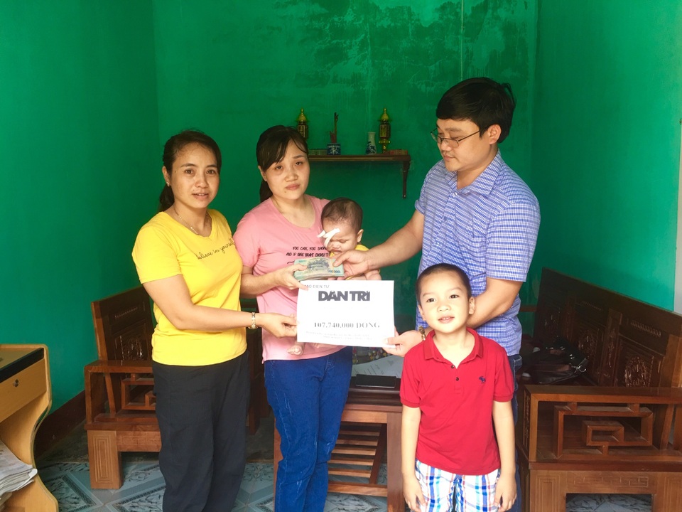 Bạn đọc Dân trí giúp đỡ cô bé 1 tuổi hơn 107 triệu đồng sang Singgapore chữa mắt - 1