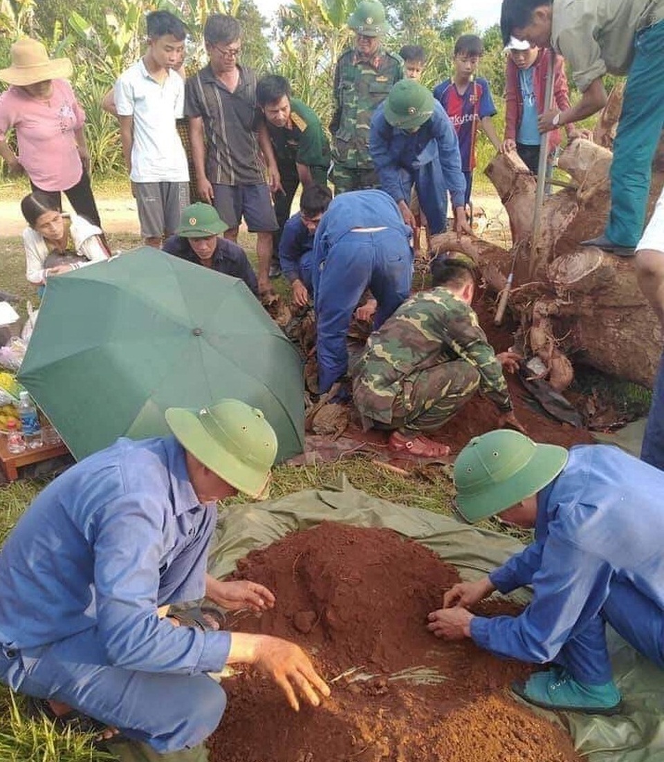 Phát hiện hài cốt liệt sĩ cùng bia đá trong khuôn viên trường THPT - 1 Phát hiện hài cốt liệt sĩ cùng bia đá trong khuôn viên trường THPT - 1