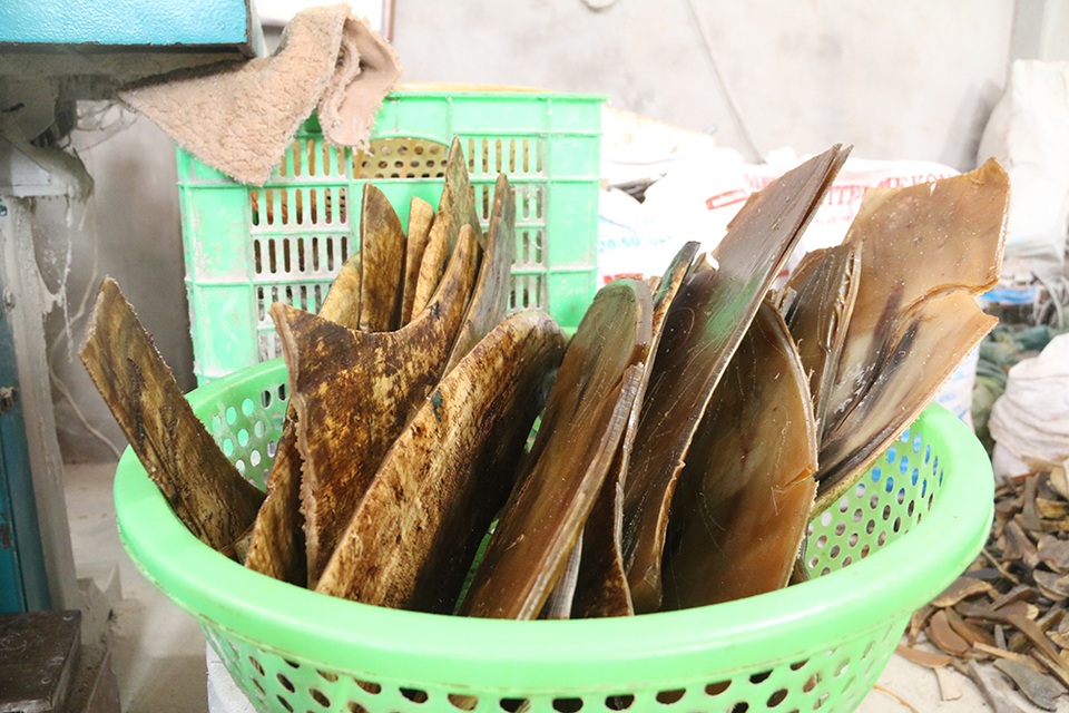 Nghề mài sừng trâu, bò làm đồ mỹ nghệ ở Hà Nội - 5 Nghề mài sừng trâu, bò làm đồ mỹ nghệ ở Hà Nội - 5
