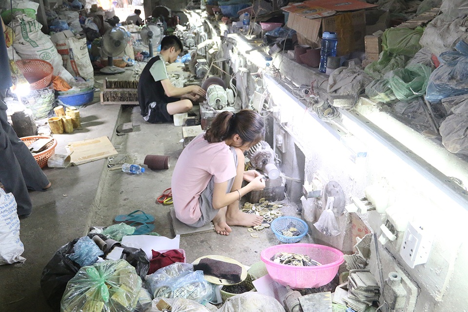 Nghề mài sừng trâu, bò làm đồ mỹ nghệ ở Hà Nội - 1 Nghề mài sừng trâu, bò làm đồ mỹ nghệ ở Hà Nội - 1
