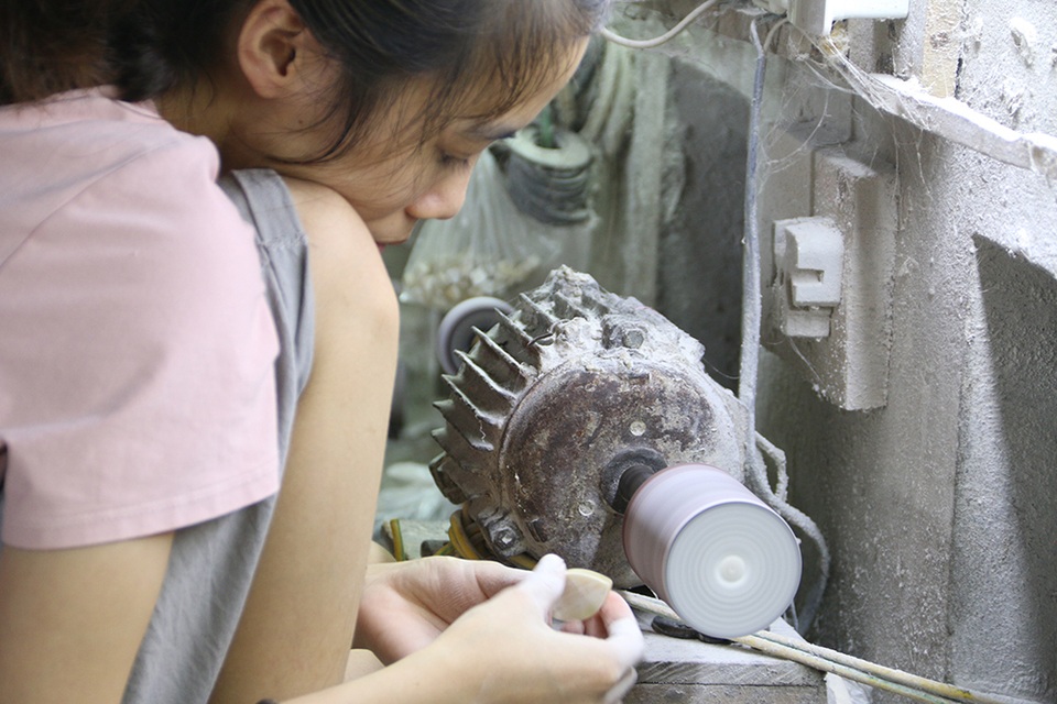 Nghề mài sừng trâu, bò làm đồ mỹ nghệ ở Hà Nội - 2 Nghề mài sừng trâu, bò làm đồ mỹ nghệ ở Hà Nội - 2