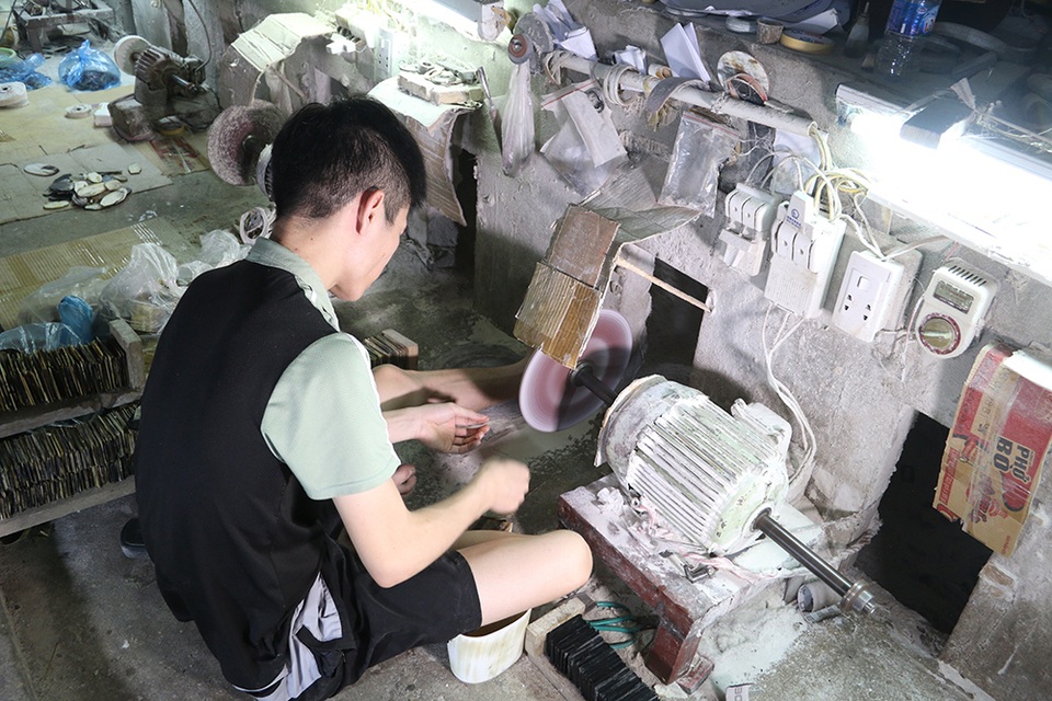 Nghề mài sừng trâu, bò làm đồ mỹ nghệ ở Hà Nội - 3 Nghề mài sừng trâu, bò làm đồ mỹ nghệ ở Hà Nội - 3