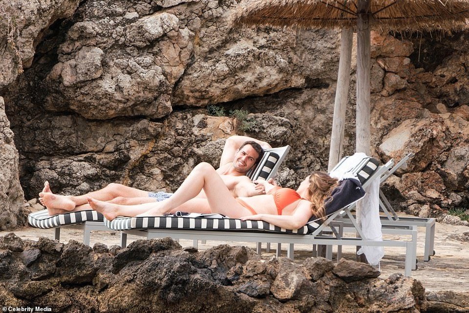 Kelly Brook diện bikini khoe dáng nảy nở - 3 Kelly Brook diện bikini khoe dáng nảy nở - 3