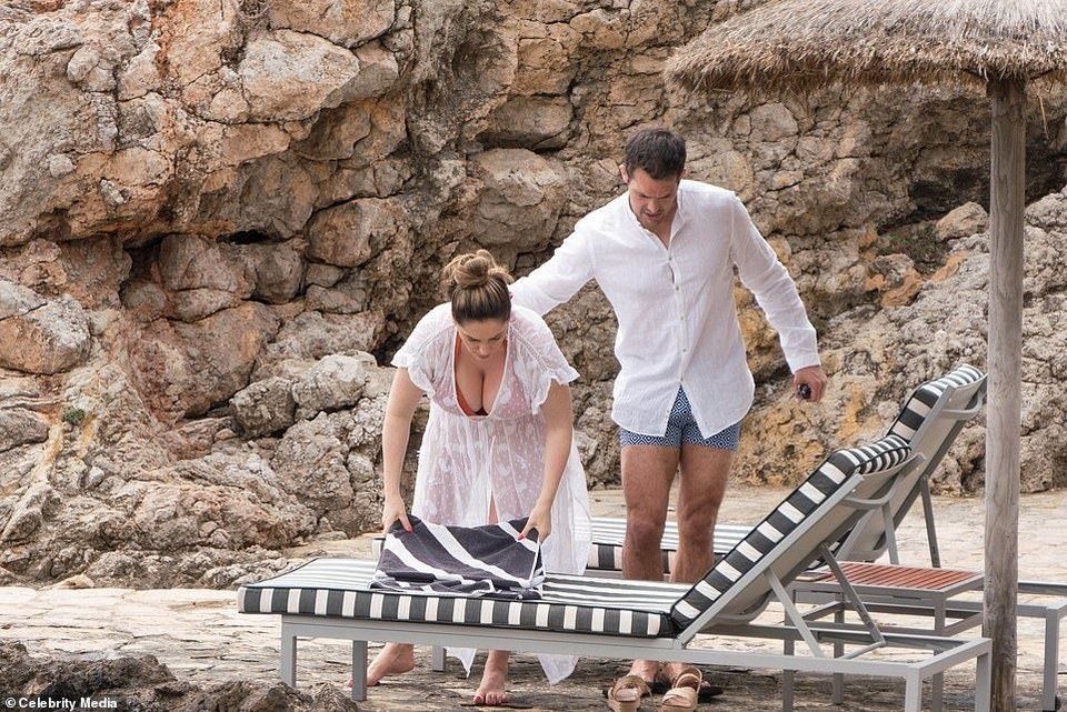 Kelly Brook diện bikini khoe dáng nảy nở - 5 Kelly Brook diện bikini khoe dáng nảy nở - 5