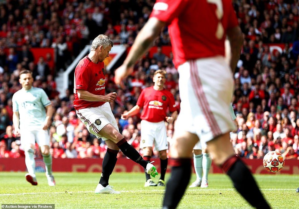 Beckham tỏa sáng, huyền thoại Man Utd thắng huyền thoại Bayern 5-0 - 1 Beckham tỏa sáng, huyền thoại Man Utd thắng huyền thoại Bayern 5-0 - 1