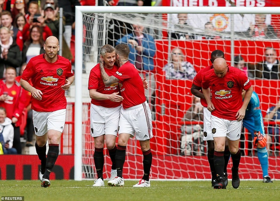 Beckham tỏa sáng, huyền thoại Man Utd thắng huyền thoại Bayern 5-0 - 2 Beckham tỏa sáng, huyền thoại Man Utd thắng huyền thoại Bayern 5-0 - 2