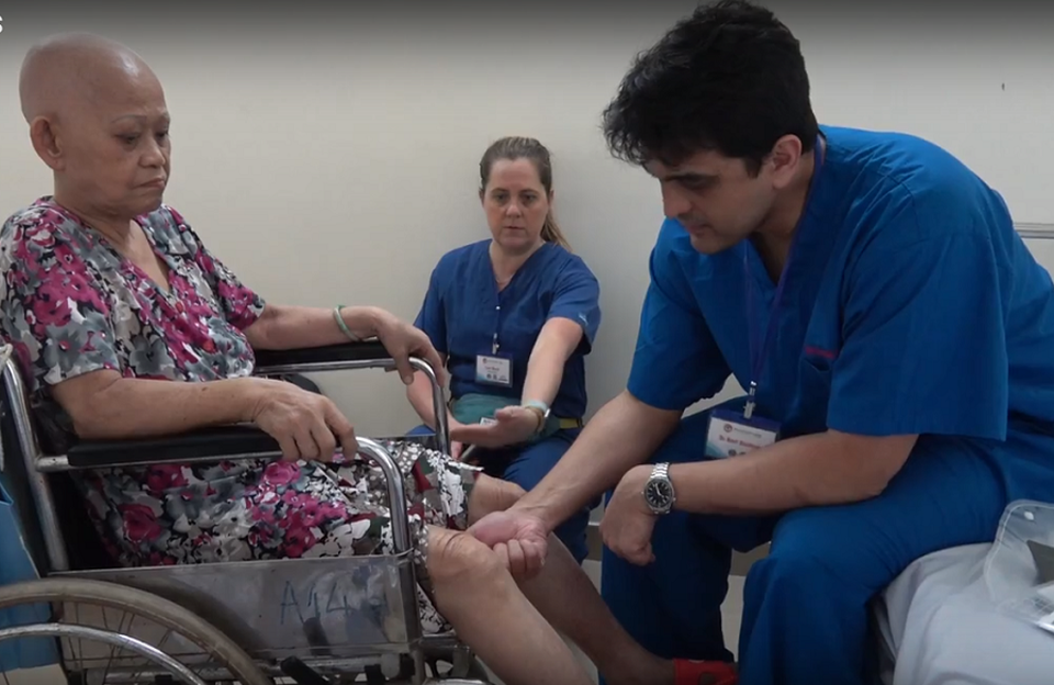 Quỹ từ thiện của Mỹ giúp 50 bệnh nhân nghèo thay khớp - 1 Quỹ từ thiện của Mỹ giúp 50 bệnh nhân nghèo thay khớp - 1