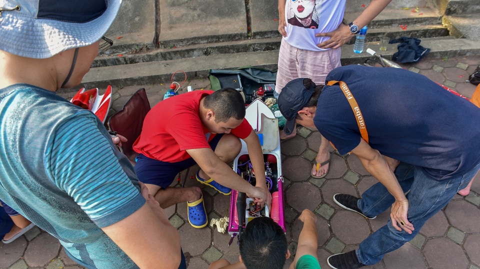 Thú chơi tàu siêu tốc mô hình xé nước mặt hồ Hà Nội - 6 Thú chơi tàu siêu tốc mô hình xé nước mặt hồ Hà Nội - 6