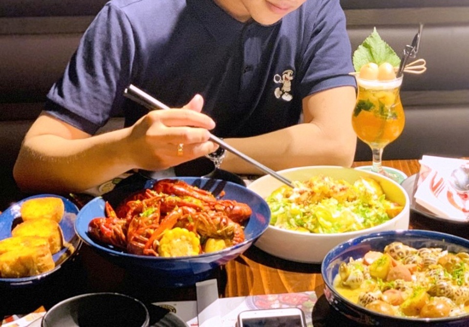 TPHCM: Vẫn ngang nhiên bán tôm hùm đất dù bị cấm kinh doanh - 1 TPHCM: Vẫn ngang nhiên bán tôm hùm đất dù bị cấm kinh doanh - 1