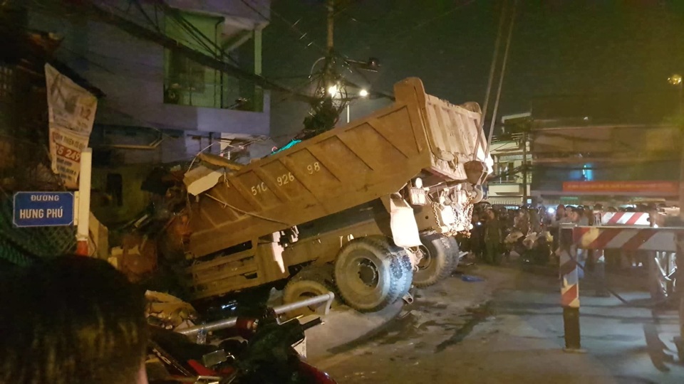 Xe ben lao vào nhà bán hủ tiếu, hàng chục người tháo chạy Xe ben lao vào nhà bán hủ tiếu, hàng chục người tháo chạy