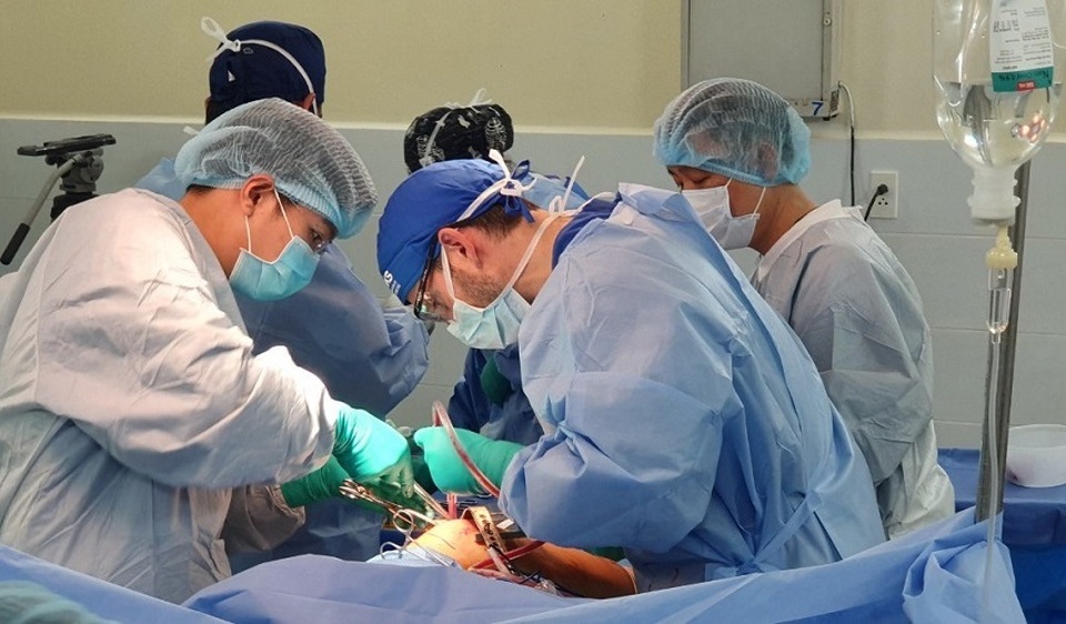 Quỹ từ thiện của Mỹ giúp 50 bệnh nhân nghèo thay khớp - 2 Quỹ từ thiện của Mỹ giúp 50 bệnh nhân nghèo thay khớp - 2