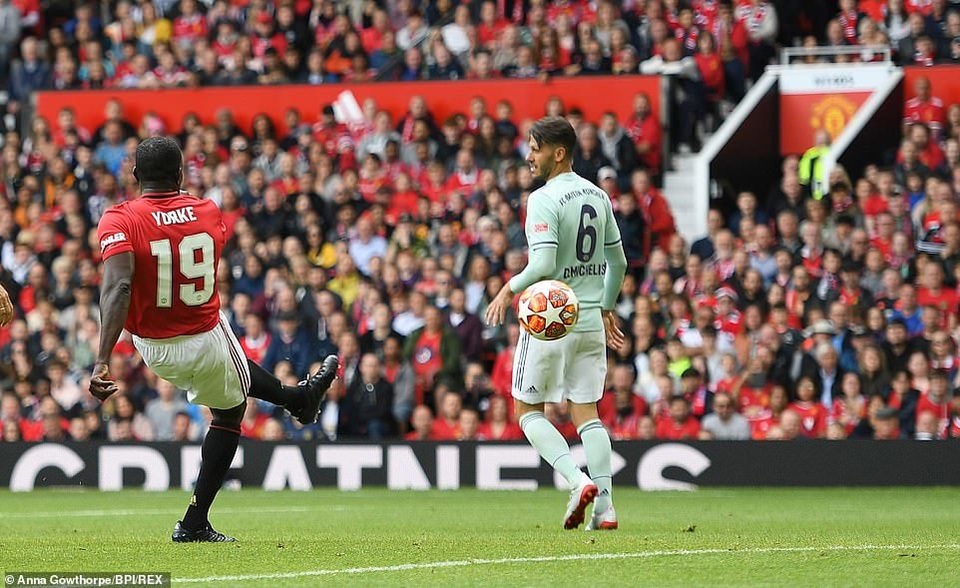 Beckham tỏa sáng, huyền thoại Man Utd thắng huyền thoại Bayern 5-0 - 4 Beckham tỏa sáng, huyền thoại Man Utd thắng huyền thoại Bayern 5-0 - 4