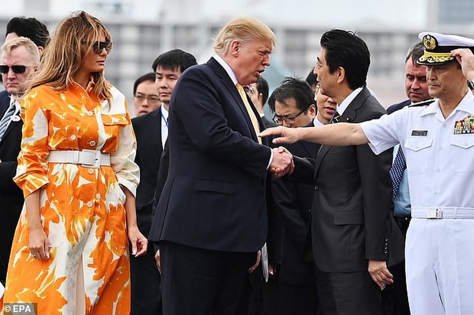 Ông Trump trở thành tổng thống Mỹ đầu tiên thăm tàu chiến Nhật Bản - 1 Ông Trump trở thành tổng thống Mỹ đầu tiên thăm tàu chiến Nhật Bản - 1