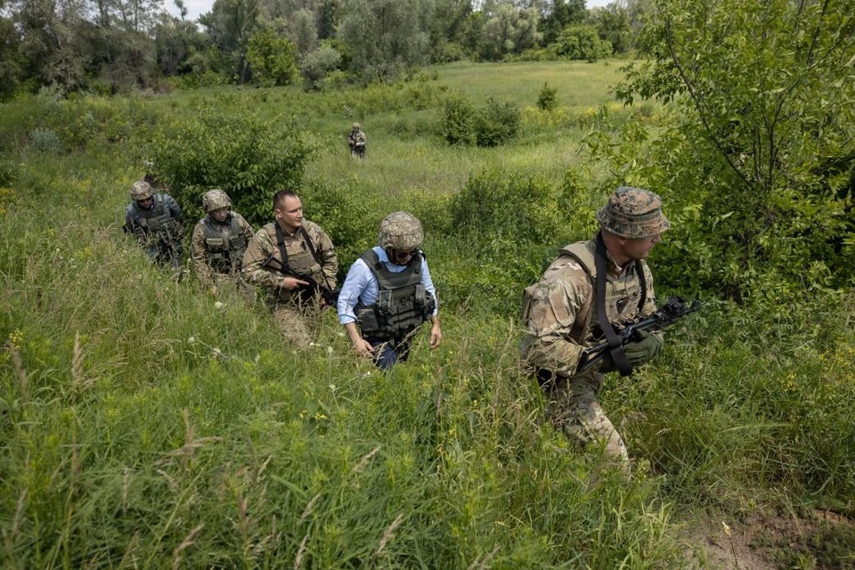 Vừa nhậm chức, tân Tổng thống Ukraine đi thăm tiền tuyến ác liệt ở miền Đông - 3 Vừa nhậm chức, tân Tổng thống Ukraine đi thăm tiền tuyến ác liệt ở miền Đông - 3