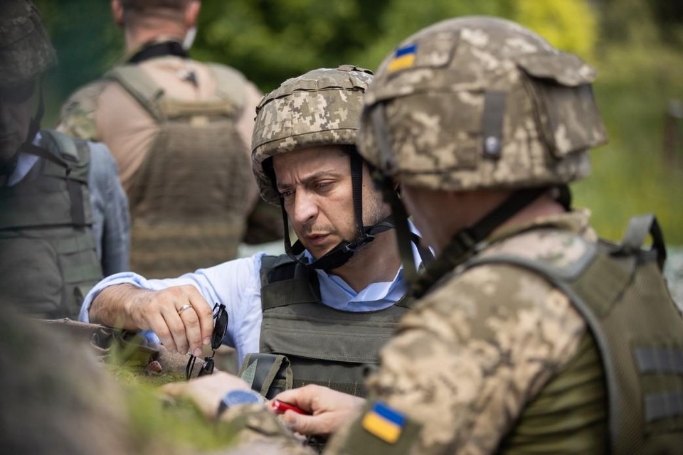 Vừa nhậm chức, tân Tổng thống Ukraine đi thăm tiền tuyến ác liệt ở miền Đông - 9 Vừa nhậm chức, tân Tổng thống Ukraine đi thăm tiền tuyến ác liệt ở miền Đông - 9