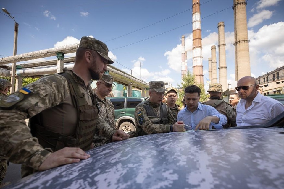 Vừa nhậm chức, tân Tổng thống Ukraine đi thăm tiền tuyến ác liệt ở miền Đông - 8 Vừa nhậm chức, tân Tổng thống Ukraine đi thăm tiền tuyến ác liệt ở miền Đông - 8