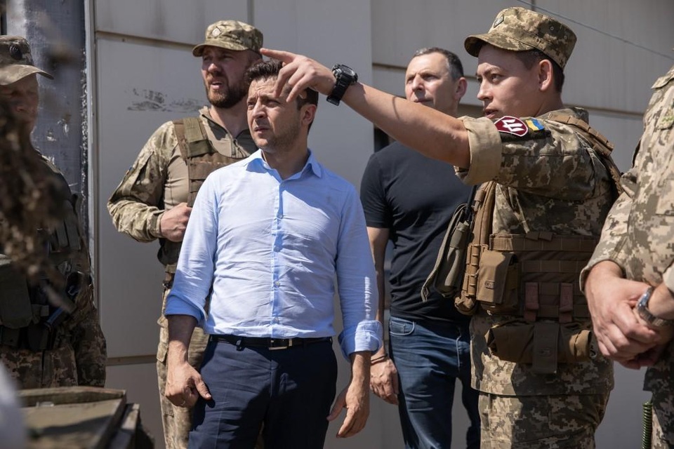 Vừa nhậm chức, tân Tổng thống Ukraine đi thăm tiền tuyến ác liệt ở miền Đông - 7 Vừa nhậm chức, tân Tổng thống Ukraine đi thăm tiền tuyến ác liệt ở miền Đông - 7