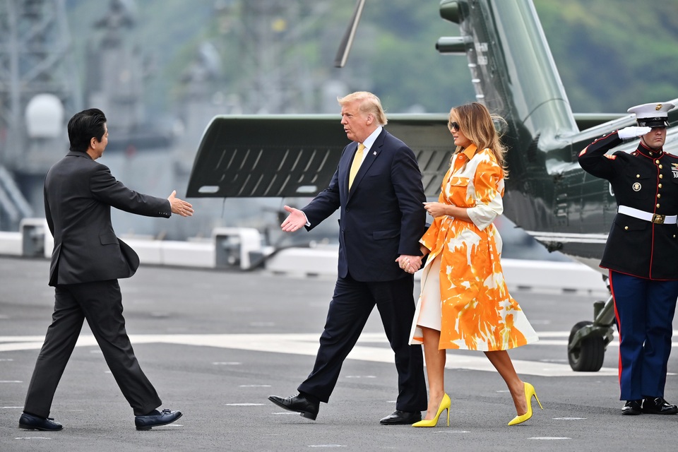 Ông Trump trở thành tổng thống Mỹ đầu tiên thăm tàu chiến Nhật Bản - 2 Ông Trump trở thành tổng thống Mỹ đầu tiên thăm tàu chiến Nhật Bản - 2
